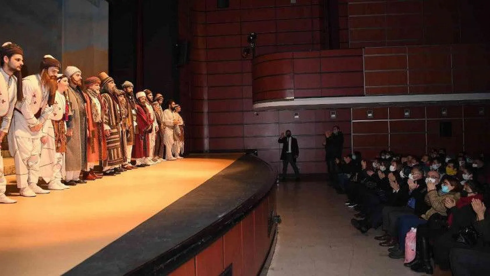 Büyükkılıç, devlet tiyatrosunda 'Hacı Bektaş' tiyatro oyununu izledi!
