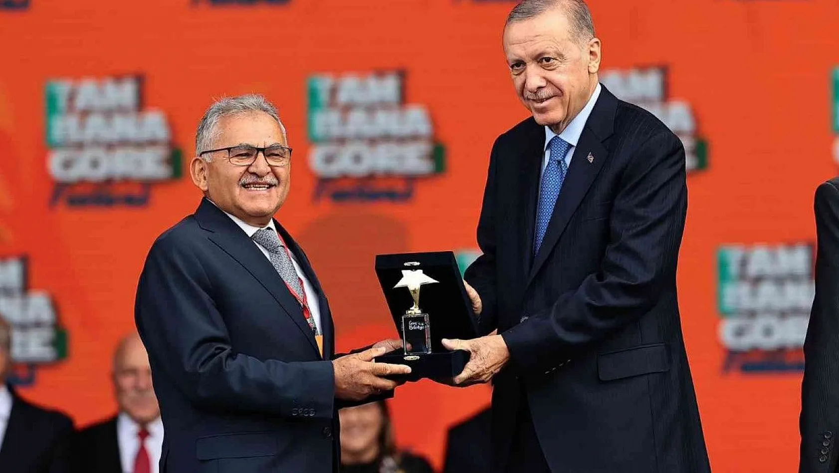 Başkan Büyükkılıç, Gençlik Festivali'nde Cumhurbaşkanından ödül aldı