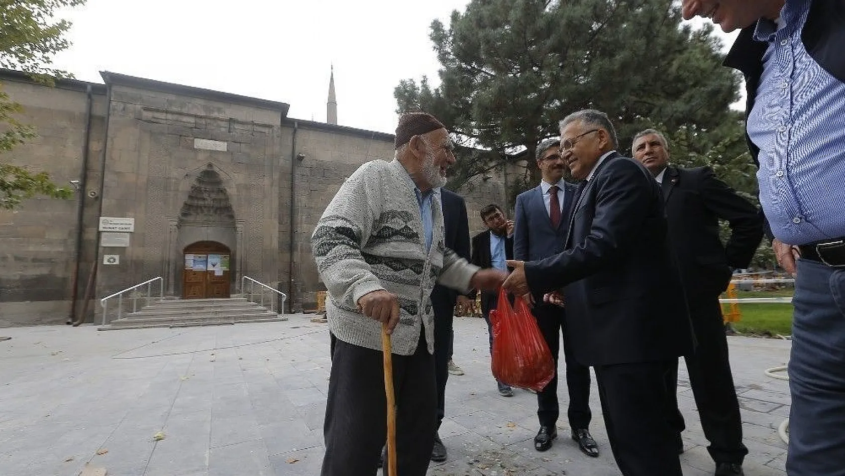 Başkan Büyükkılıç, Hunat Camii çevresinde yapılan çalışmaları inceledi
