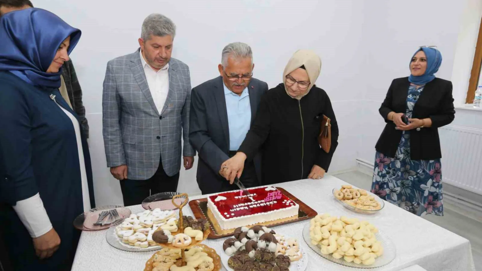 Başkan Büyükkılıç, kadınların ürettiği gilaburulu yaş pastayı kesti