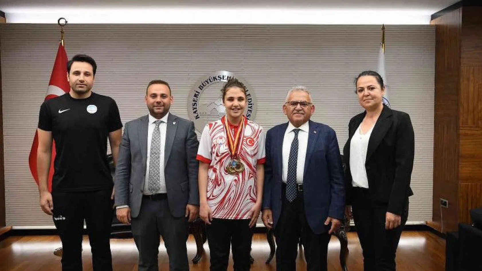 Başkan Büyükkılıç, özel sporcu şampiyon Cemre'ye destek