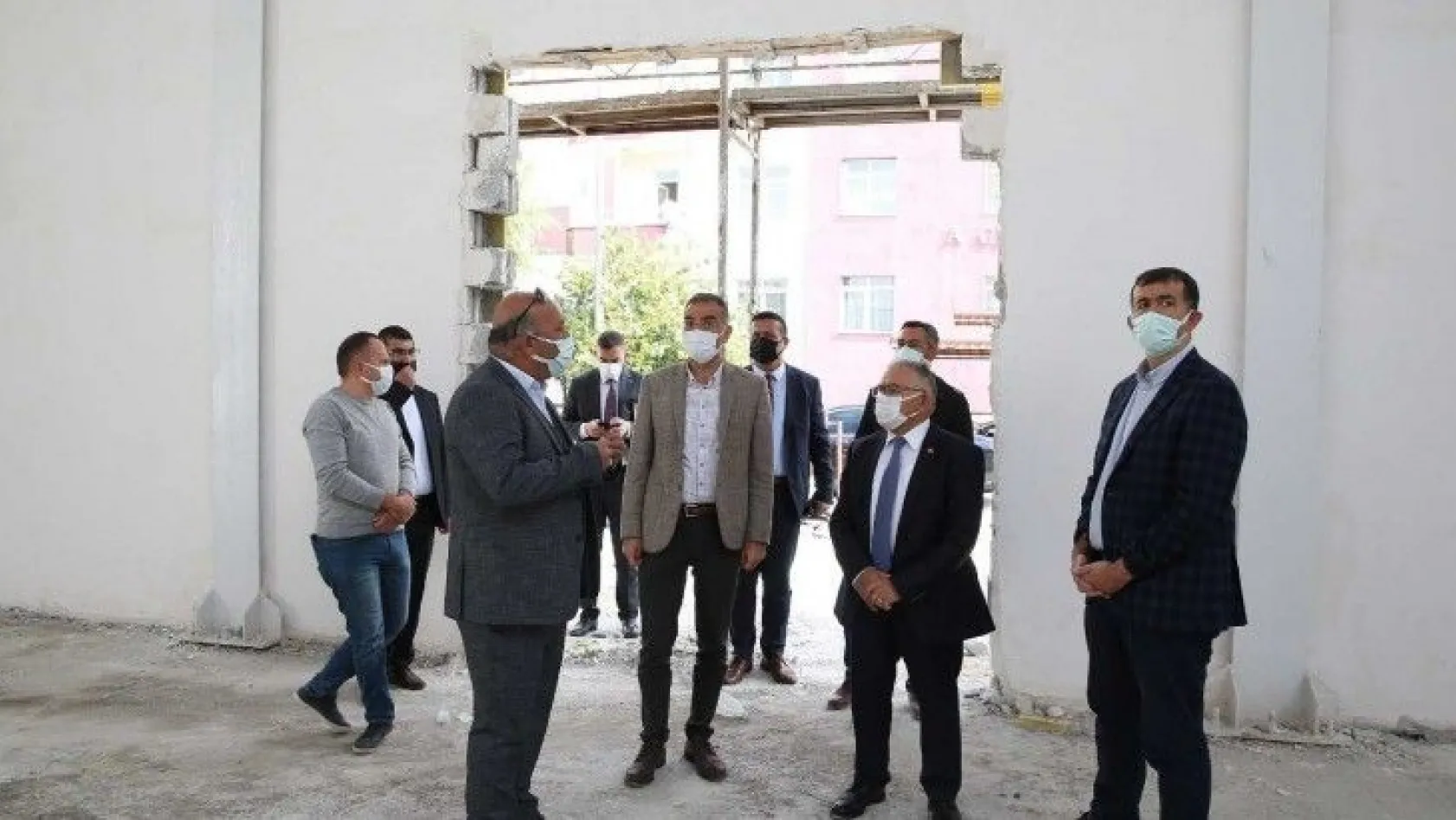 Başkan Büyükkılıç spor salonu inşaatını denetledi
