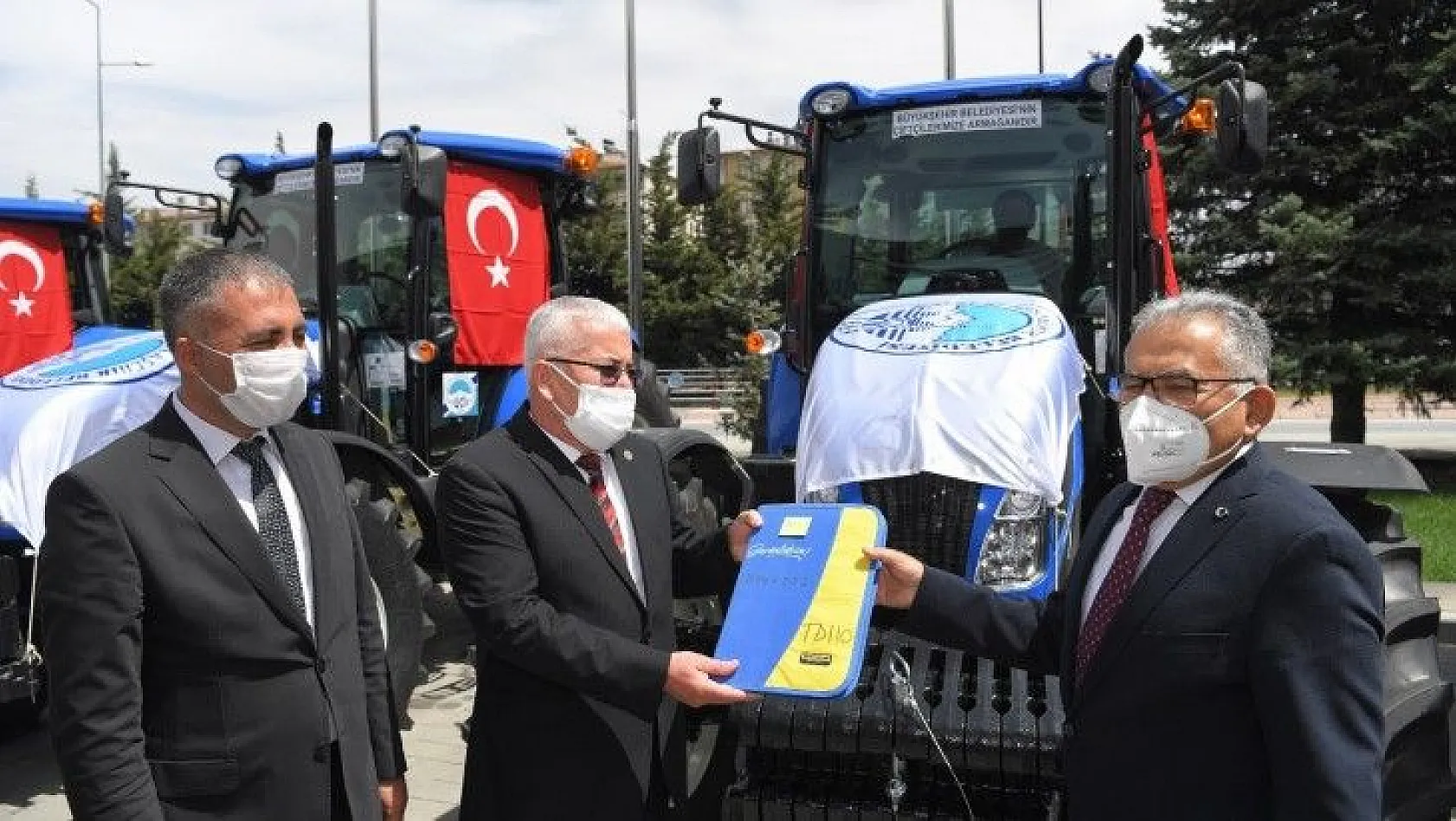 Başkan Büyükkılıç'tan 5 ilçeye 5 traktör