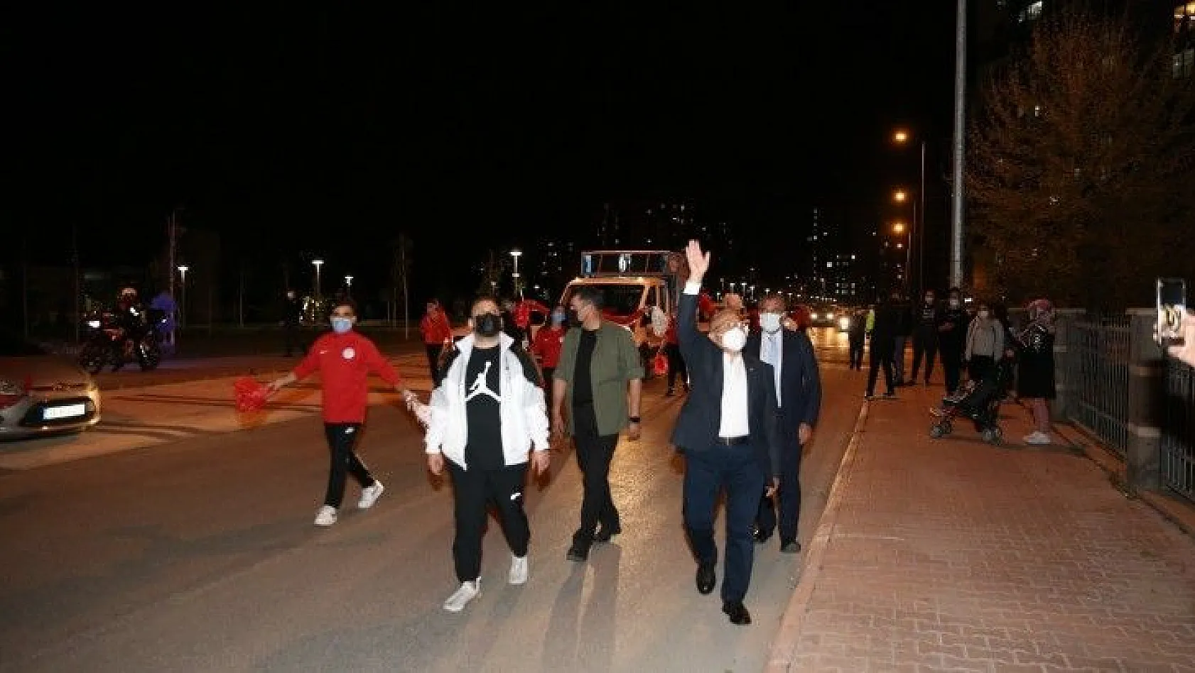 Başkan Büyükkılıç'tan vatandaşlara gece sürprizi