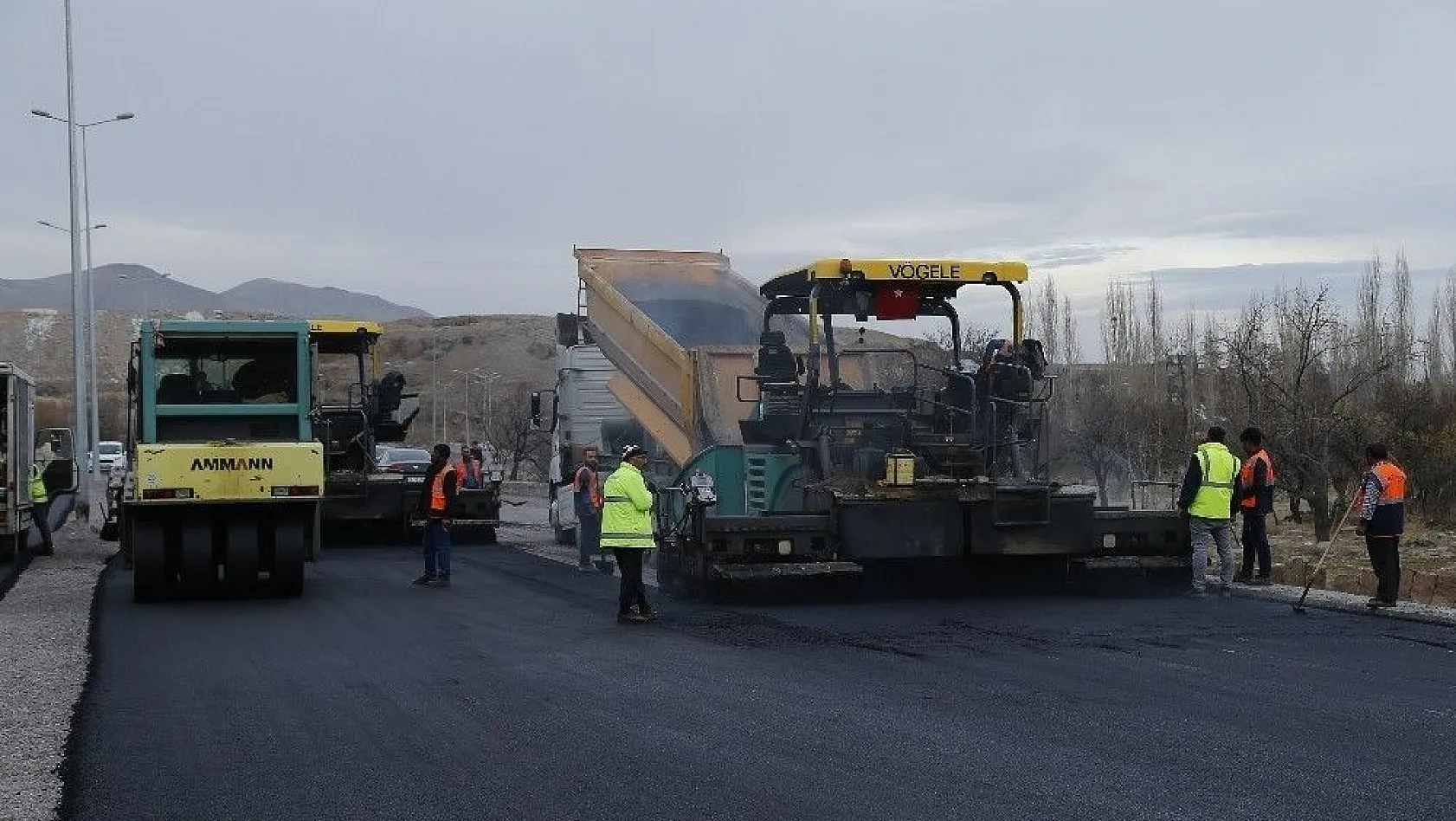 Başkan Çelik, şehir merkezi ve ilçelerde hız kesmeyen asfalt çalışmalarını yerinde takip etmeye devam ediyor