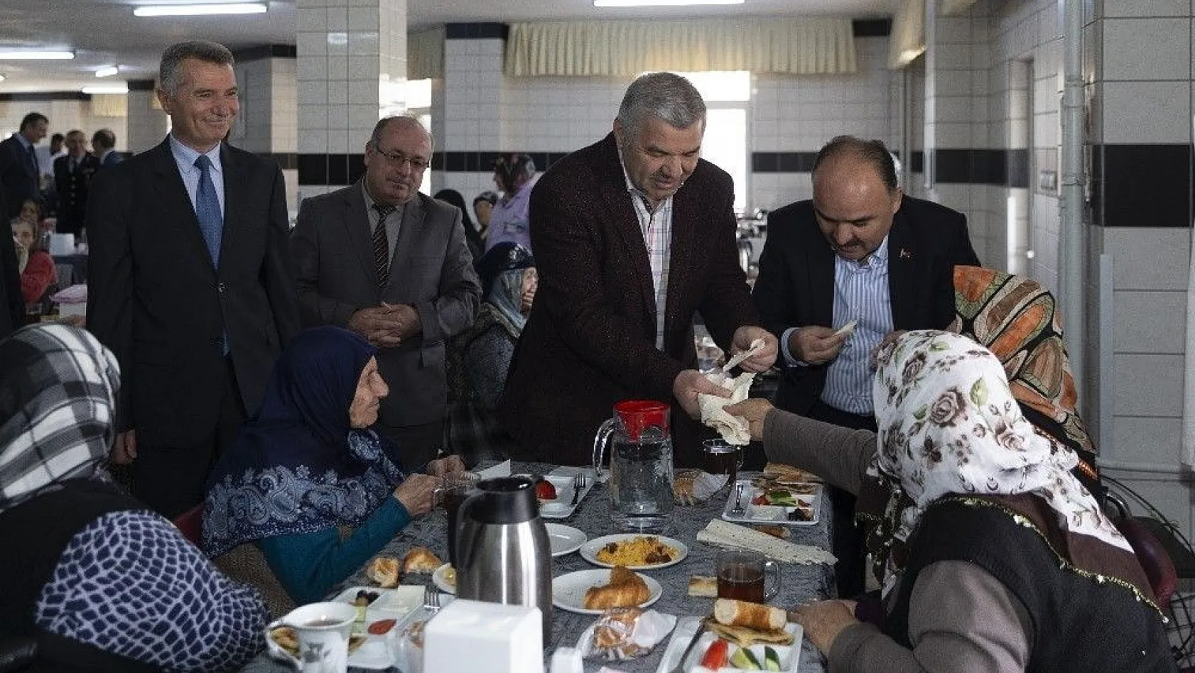 Başkan Çelik, Yaşlılara Saygı Haftası'nda Huzurevi'ndeki yaşlılarımızla bir araya geldi