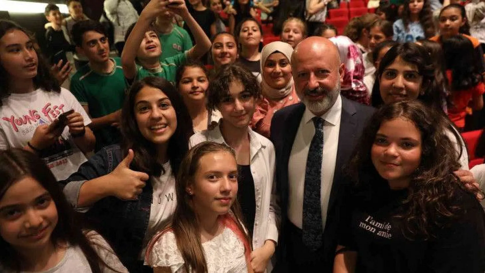 Çolakbayrakdar: Gençlerimizle büyük ve güçlü Türkiye'yi inşa ediyoruz
