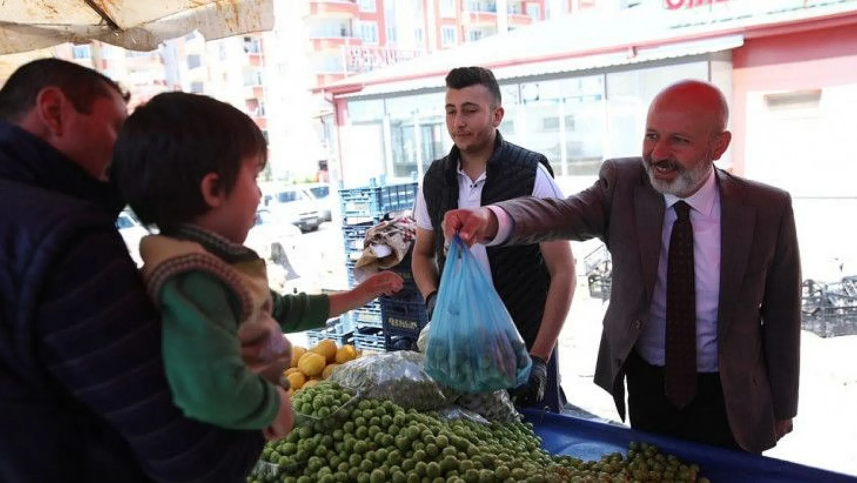 Başkan Çolakbayrakdar'dan pazar ziyareti...