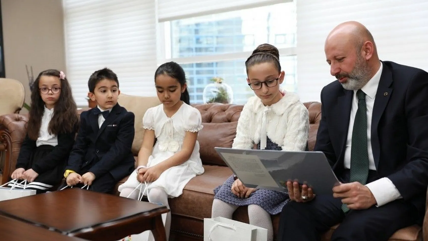 Başkan Çolakbayrakdar, koltuğunu çocuklara devretti
