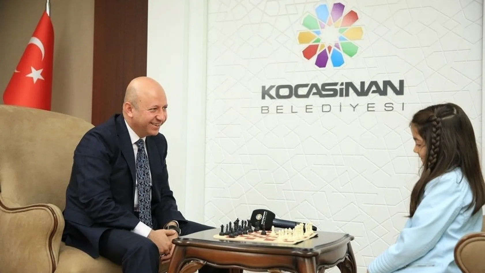 Başkan Çolakbayrakdar, minik sporcuyla satranç oynadı