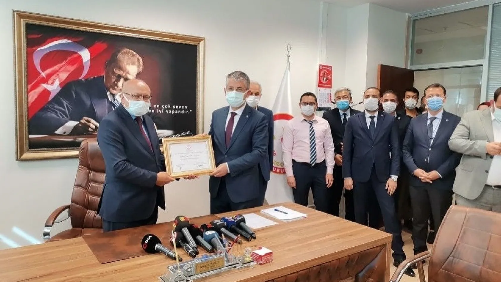 AK Parti İl Başkanı Çopuroğlu mazbatasını aldı