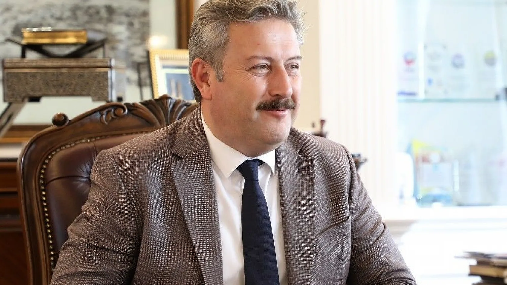 Başkan Dr. Mustafa Palancıoğlu Dr. Öğretim Üyesi Aziz Şatana'yı Tebrik etti