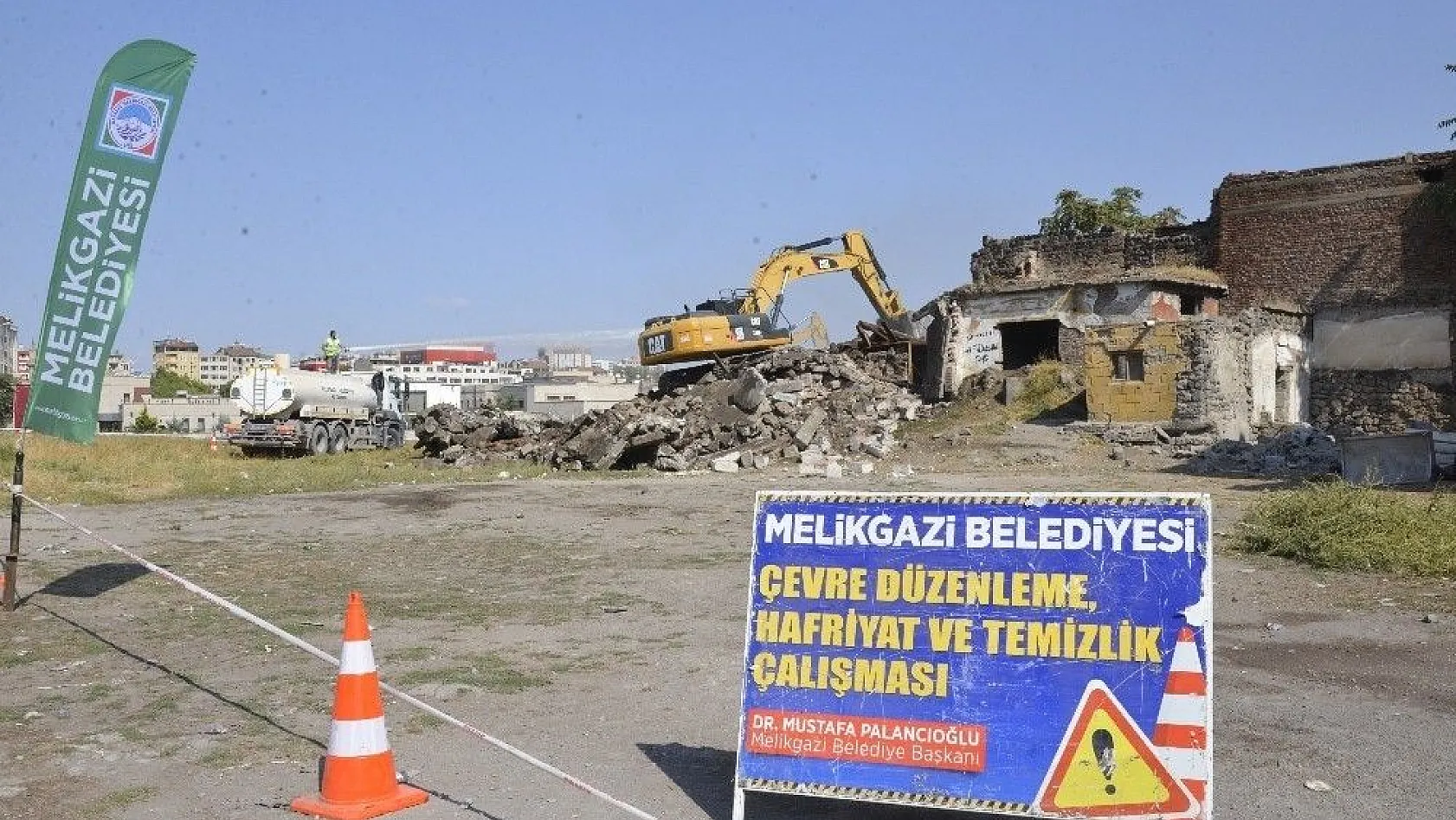 Başkan Dr. Palancıoğlu 'Gülük Mahallesinde tehlike arz eden metruk yapılar yıkılıyor'