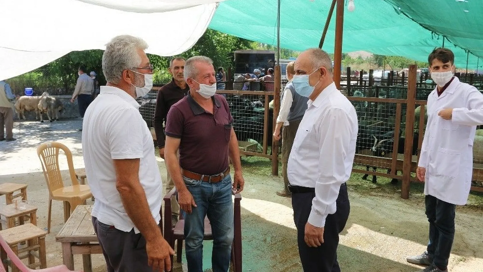 Başkan Esat Öztürk kurban pazarını ziyaret etti
