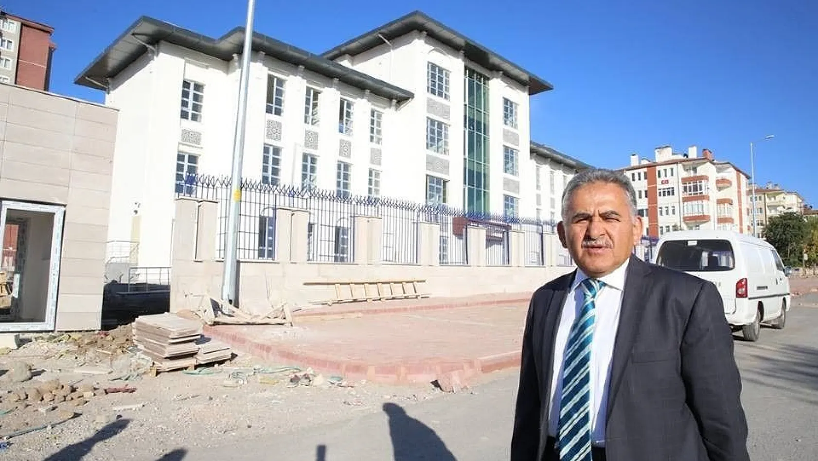 Başkan Memduh Büyükkılıç, Gesi Fatih Mahallesindeki Emniyet Binasını Gezdi
