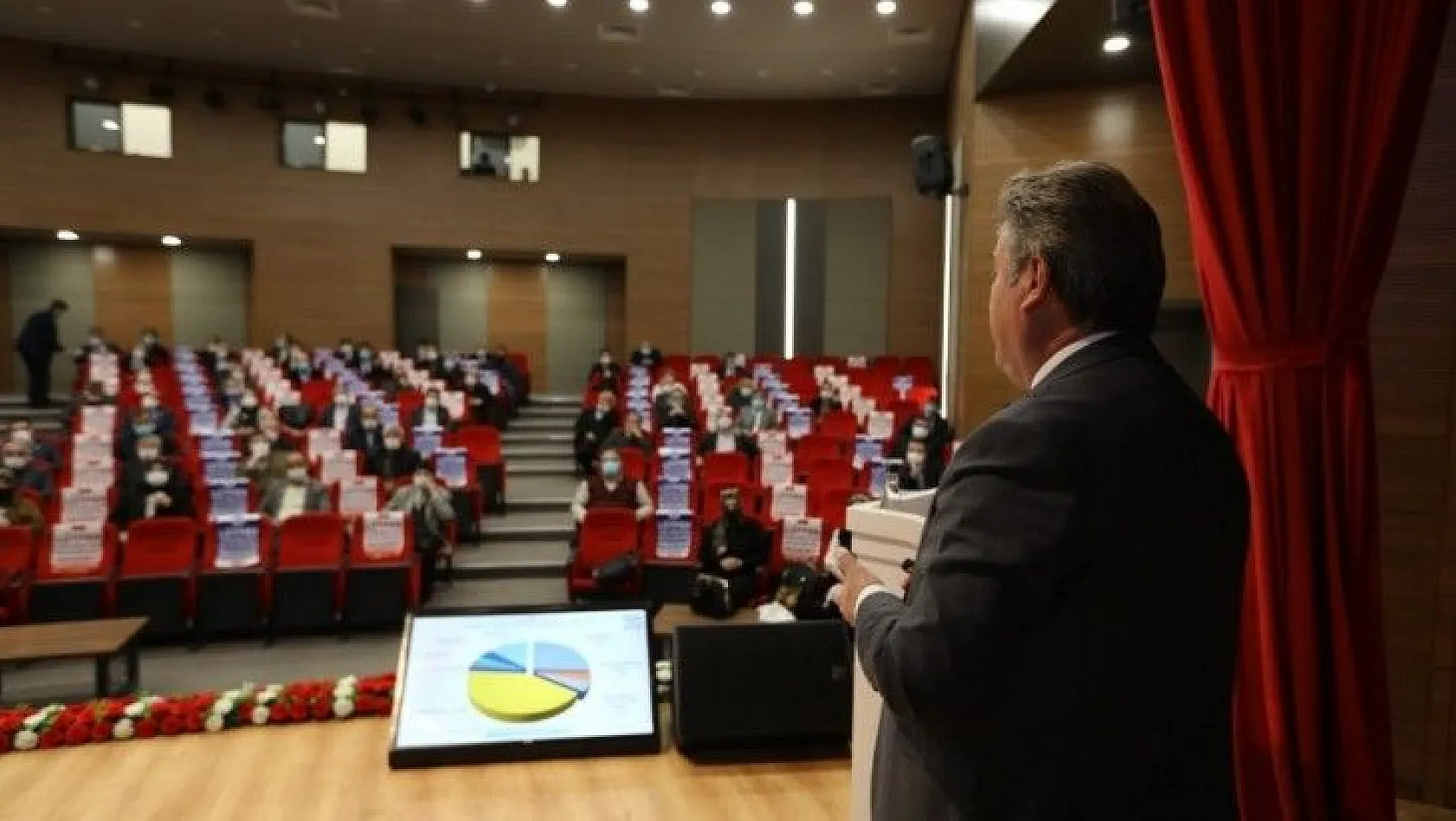 Palancıoğlu, 2020 yılı hizmetlerini muhtarlar ve belediye personeline anlattı
