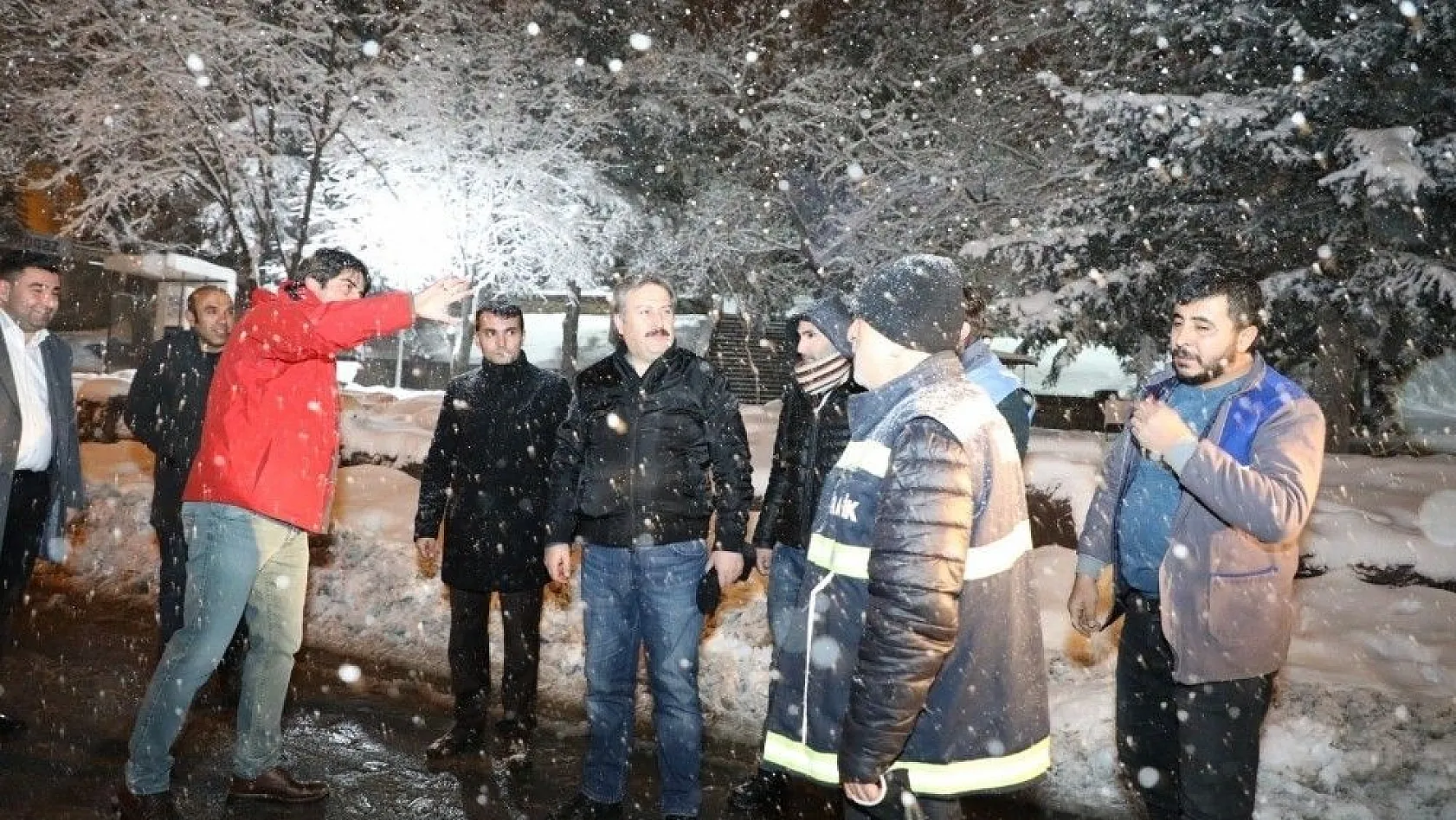 Başkan Palancıoğlu, gece çalışmalara katıldı, yolları temizledi
