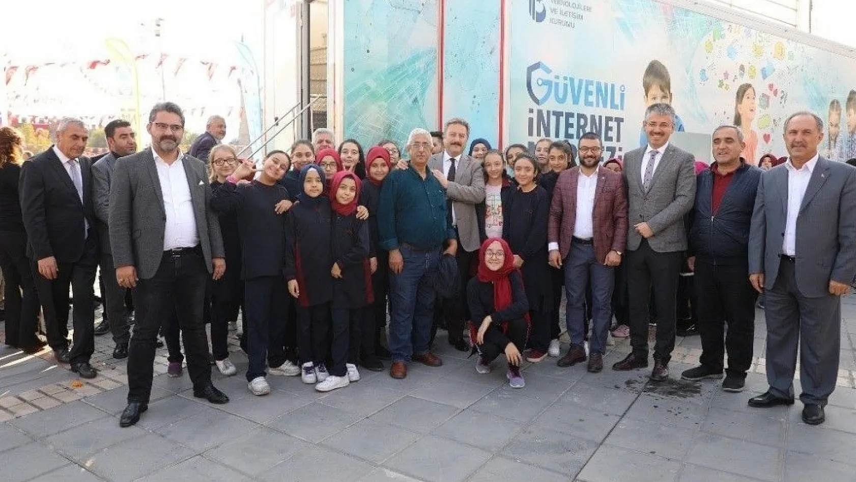 Başkan Palancıoğlu 'Güvenli İnternet Tırı'nı ziyaret etti
