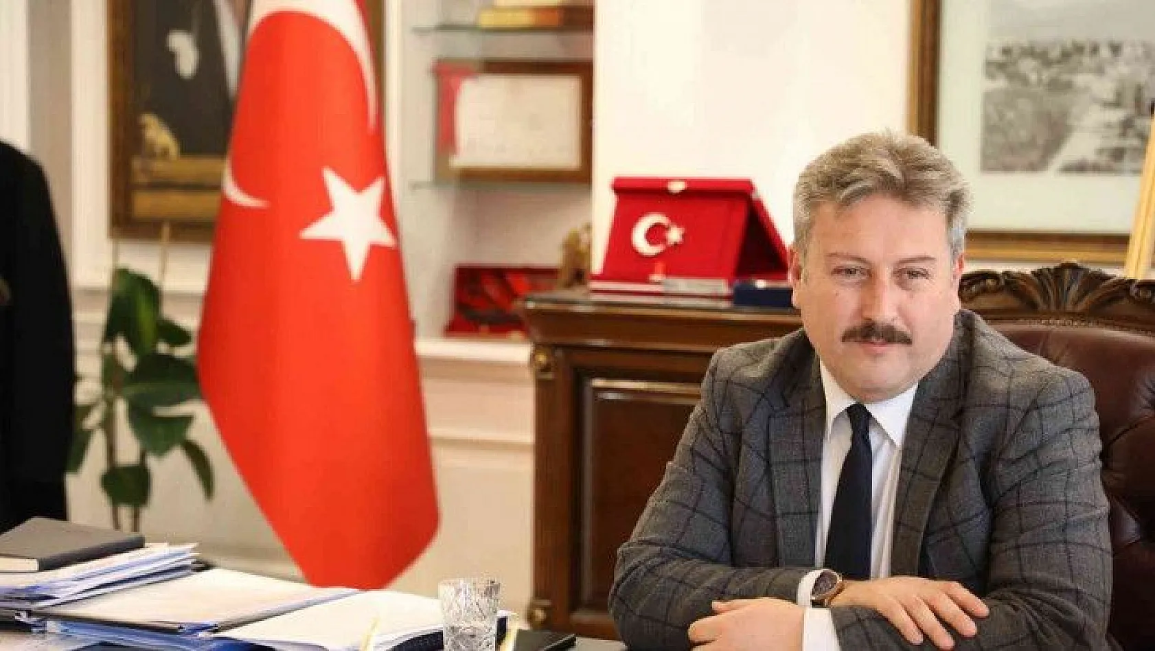 Başkan Palancıoğlu'ndan ödül alan ERÜ Öğretim Üyelerine tebrik