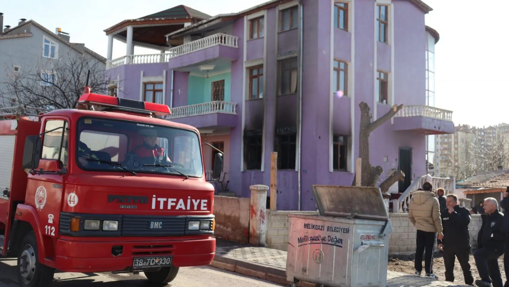 Benzinle sobayı tutuşturunca evi yaktılar: 2 yaralı