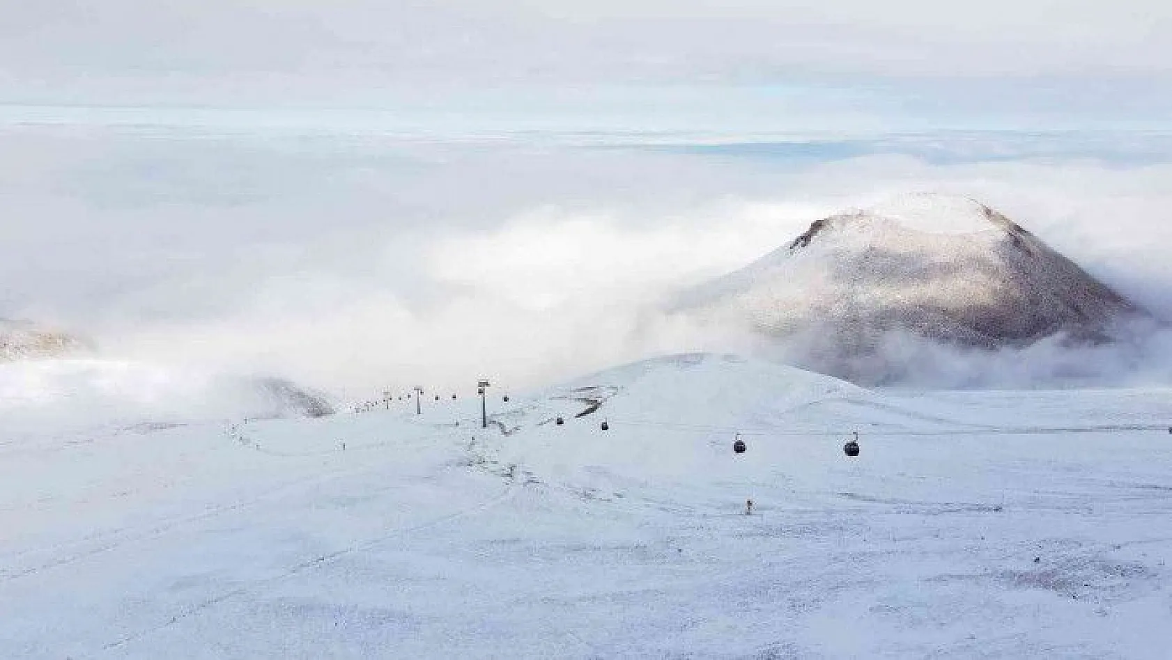 Beyaza bürünen Erciyes'te kar kalınlığı 10 santim oldu