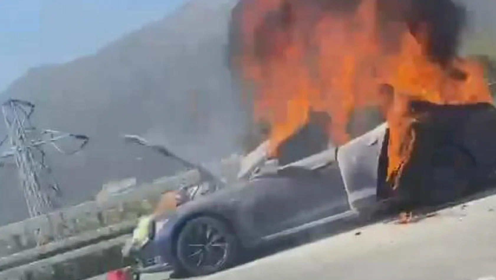 Bir Tesla elektrikli araç daha alev alev yandı!