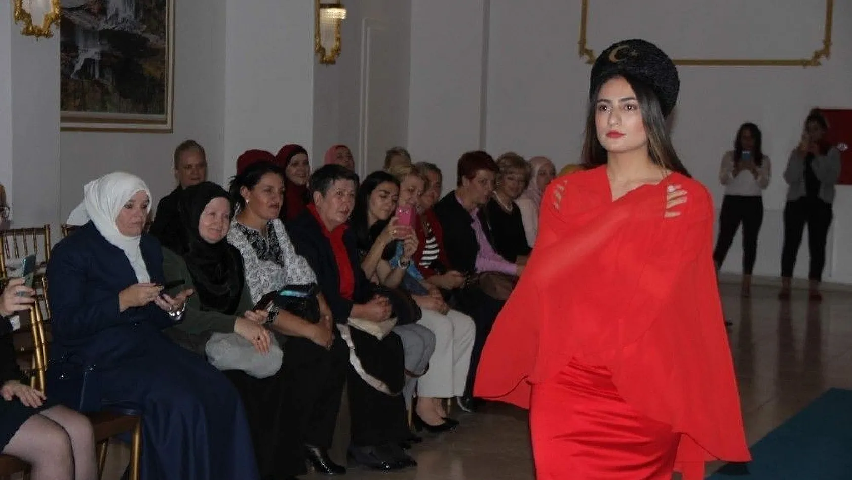 Bosnalı misafirler yöresel kıyafetler defilesini ilgiyle izledi

