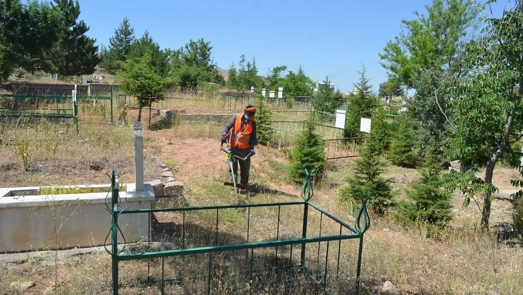 Bünyan Belediyesi 36 mezarlıkta bayram hazırlığı yapıyor