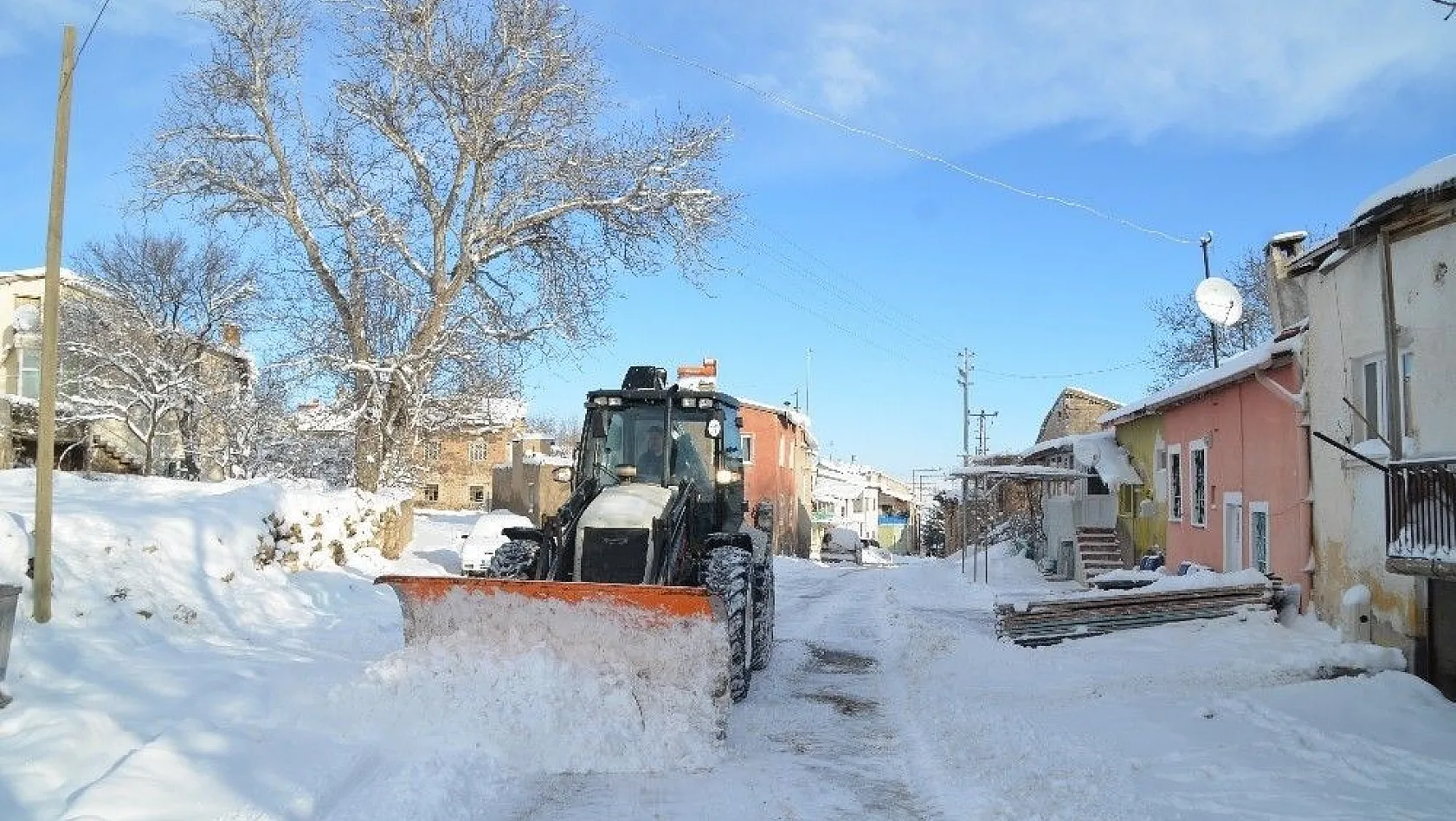 Bünyan'da karla mücadele aralıksız devam ediyor