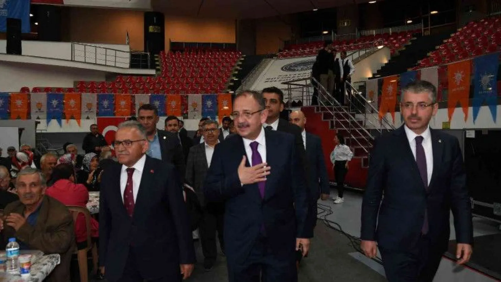 Büyükkılıç, AK Parti Kayseri İl Başkanlığı teşkilat iftarında partililerle bayramlaştı