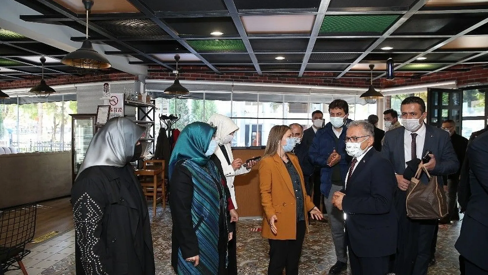 Büyükkılıç  çifti AK Parti Kadın Kollaır toplantısına katıldı