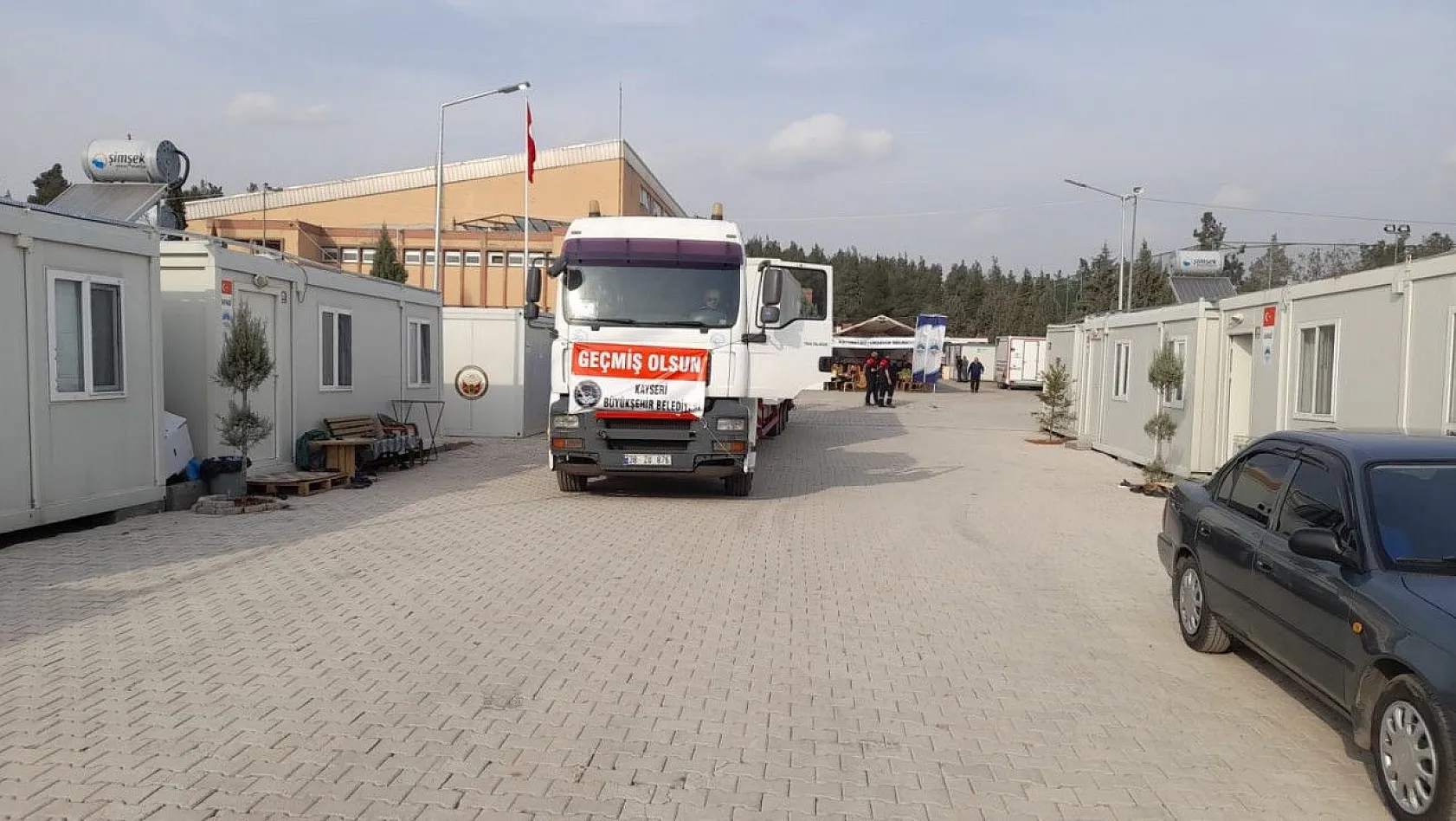 Kayseri'den Deprem bölgesine 2 konteyner mutfak ve 1 konteyner yatakhane