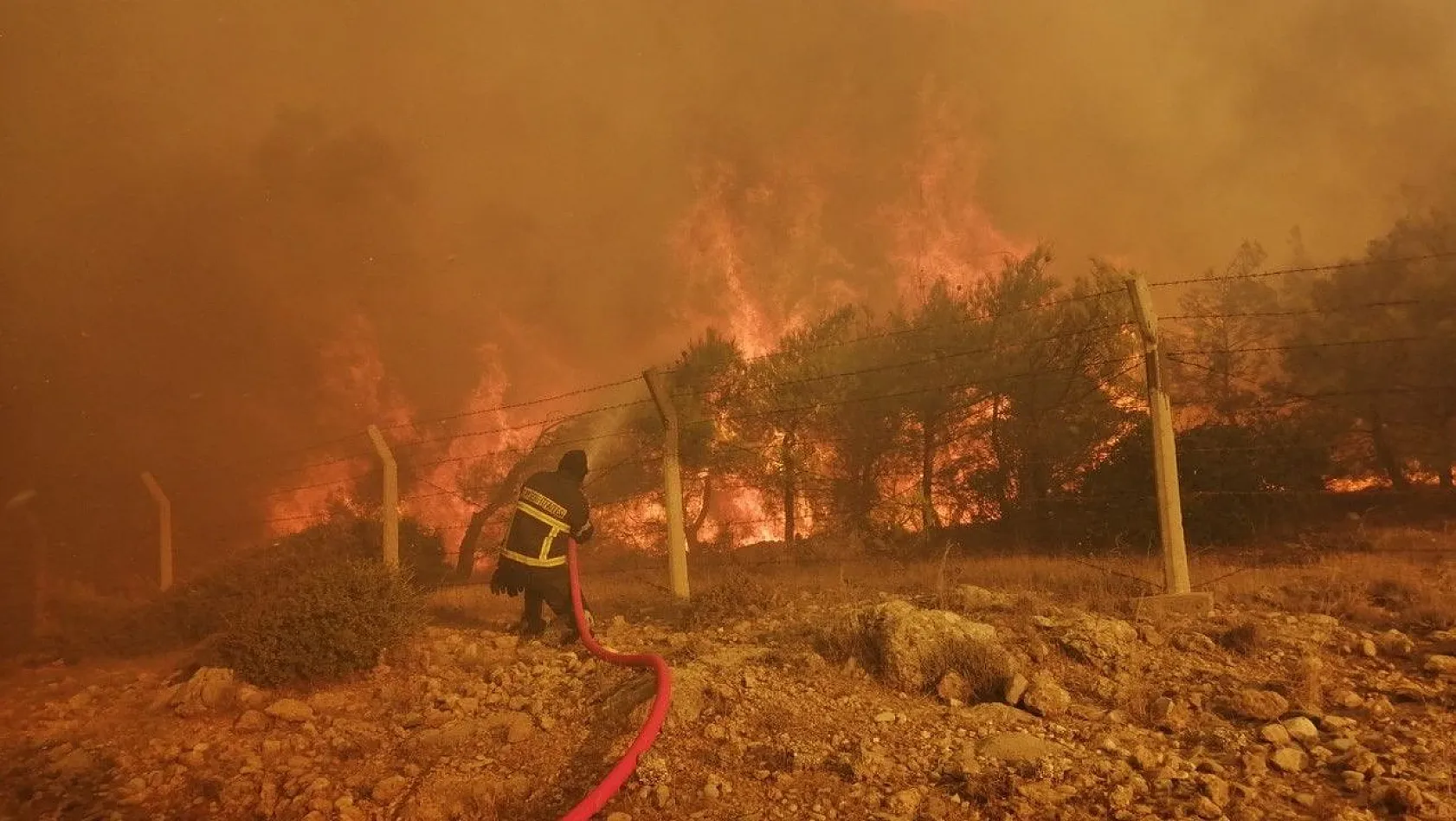 Büyükşehir İtfaiyesi, Mersin'deki orman yangınlarını için canla başla görev yaptı