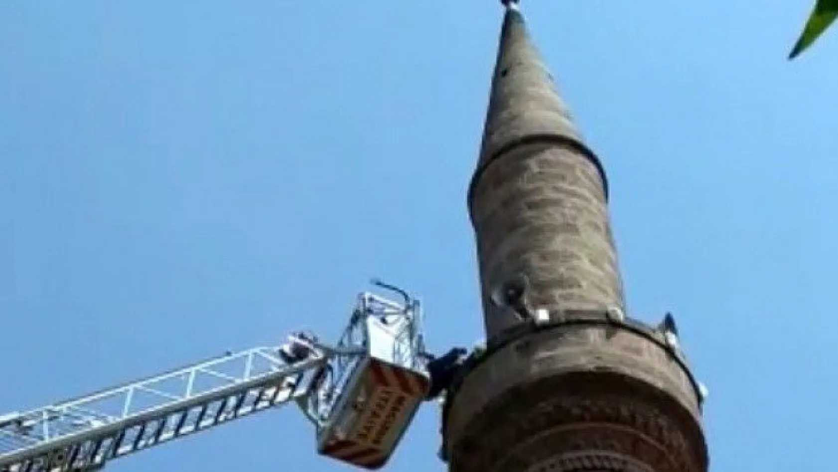 Cami minaresinde mahsur kaldı