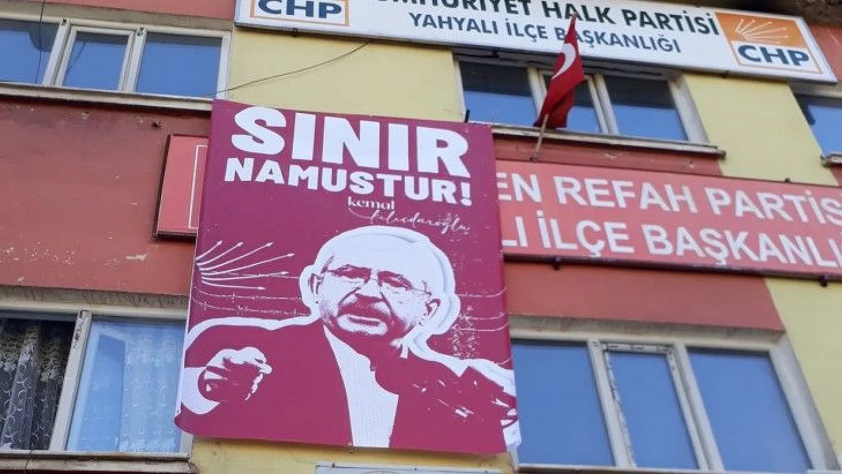 CHP binalarına, 'Sınır Namustur' afişleri asıldı