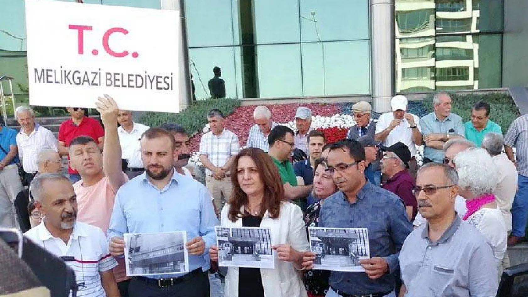 CHP'den Başkan Palancıoğlu'na, belediye önünde TC tepkisi