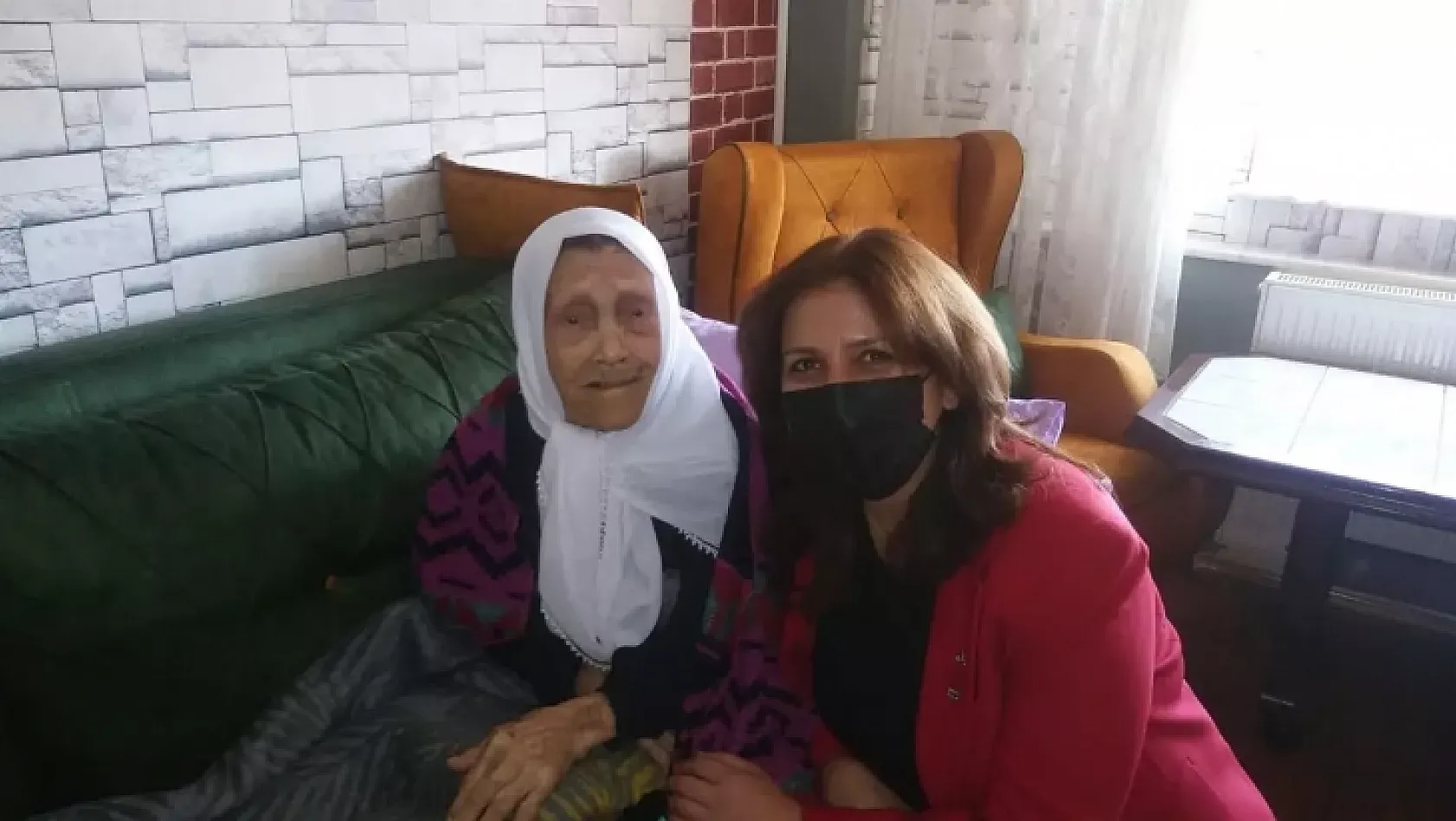 CHP İl Başkanı Özer'den, 111 yaşındaki kadına sürpriz ziyaret