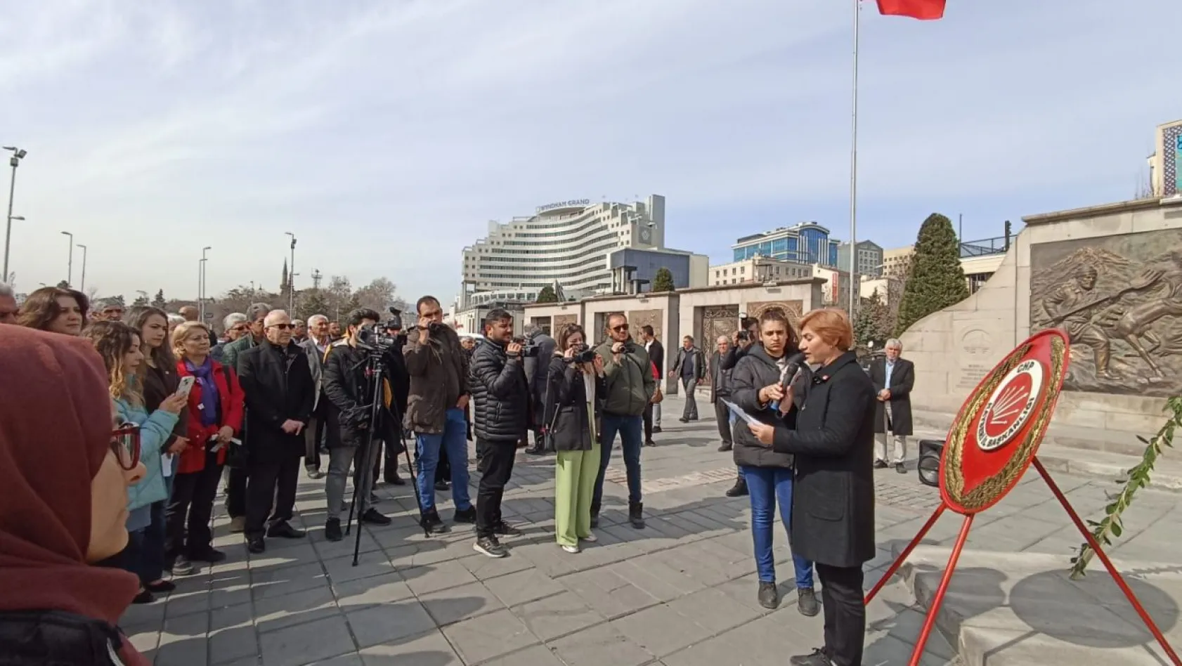 CHP'li Kadınlar Meydanda böyle seslendi: Adalet için, aydınlık yarınlar için ayağa kalkın!