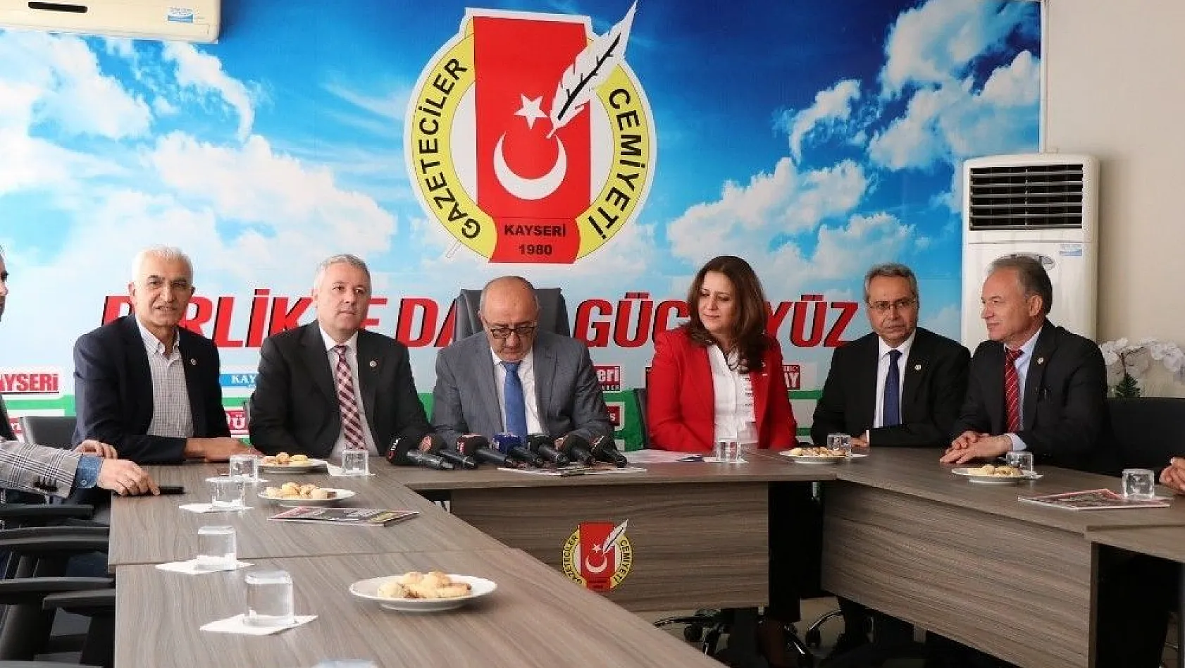 CHP'li 4 Milletvekilinden Kayseri Gazeteciler Cemiyeti'ne ziyaret
