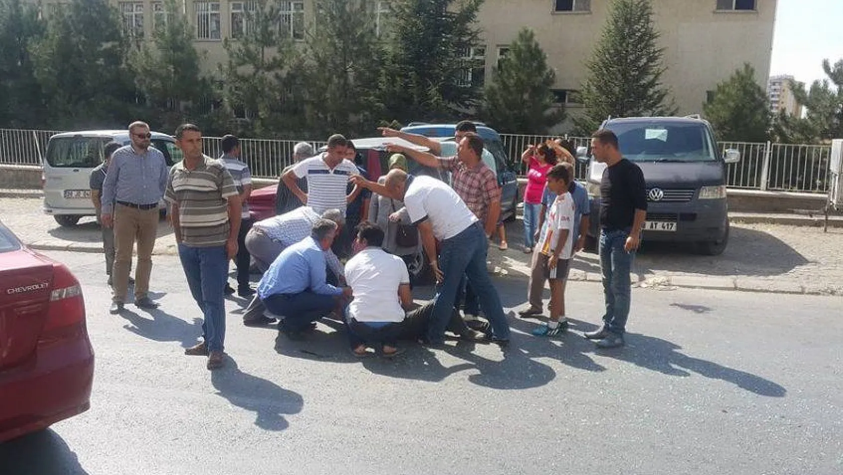 CHP Milletvekili Arık'tan yaralı vatandaşa ilk müdahale...