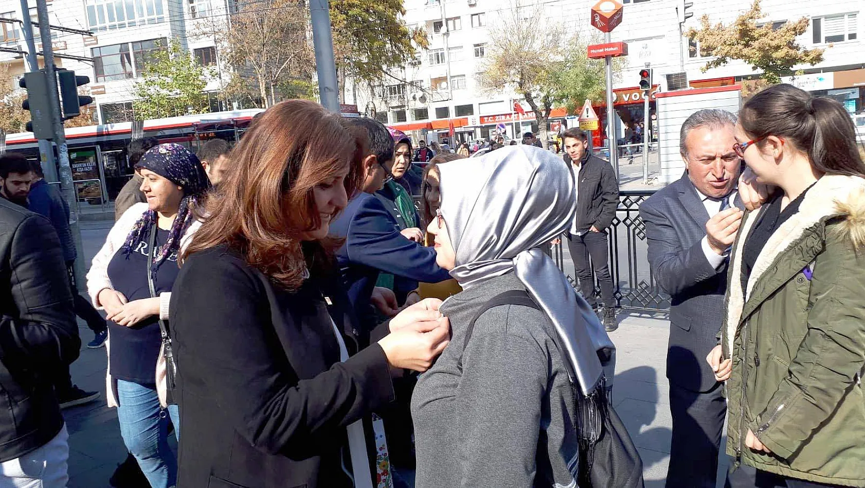 CHP vatandaşa Nutuk, Gençliğe Hitabe ve Atatürk rozeti dağıttı