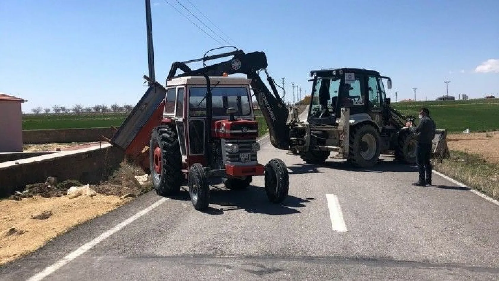 Çiftçinin traktörü devrildi