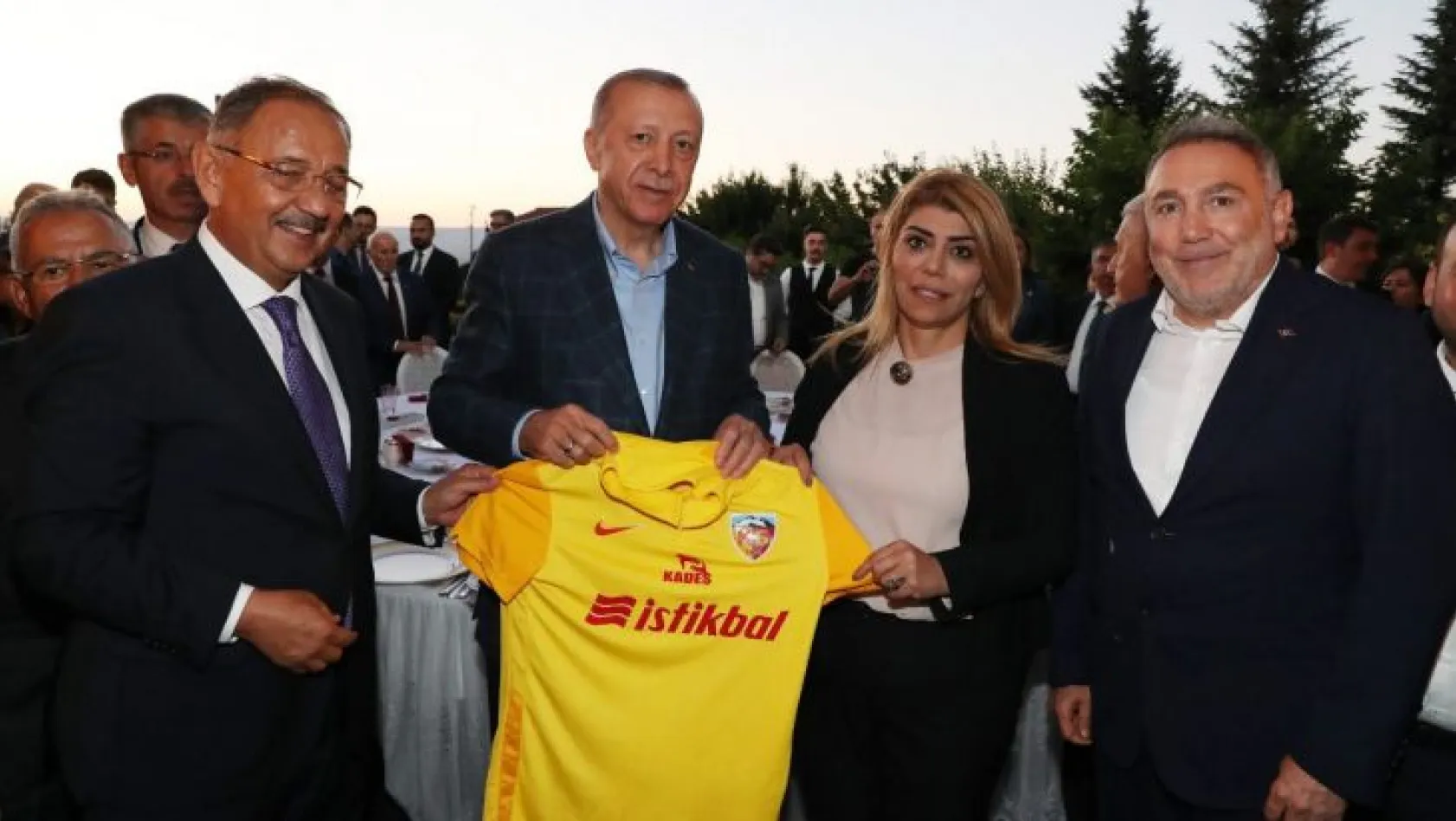 Cumhurbaşkanı Erdoğan'a KADES logolu Kayserispor forması hediye edildi
