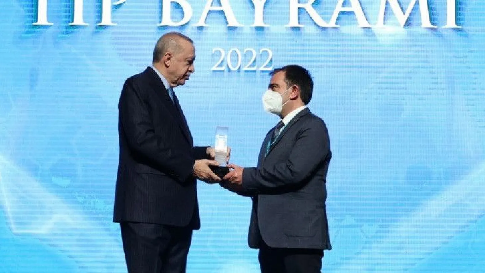 Erdoğan'dan TURKOVAC'ı geliştiren Özdarendeli'ye ödül