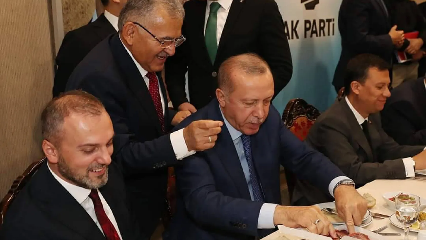 Cumhurbaşkanı Erdoğan Özhaseki`ye `Kastamonu pastırması sizin pastırmadan daha iyi Mehmet` demiş