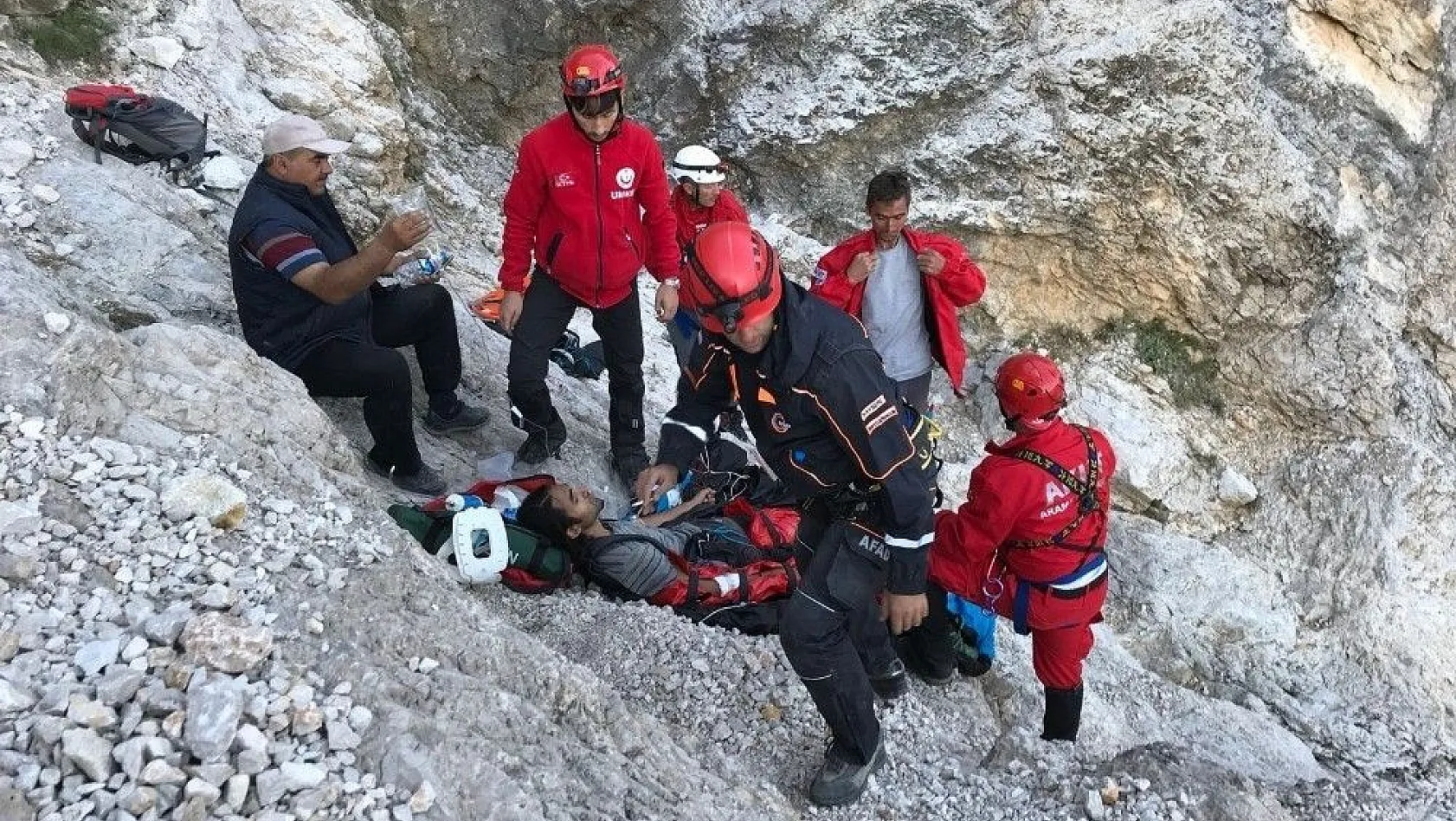Dağa çakılan paraşütçü nefes kesen operasyonla sağ olarak kurtarıldı