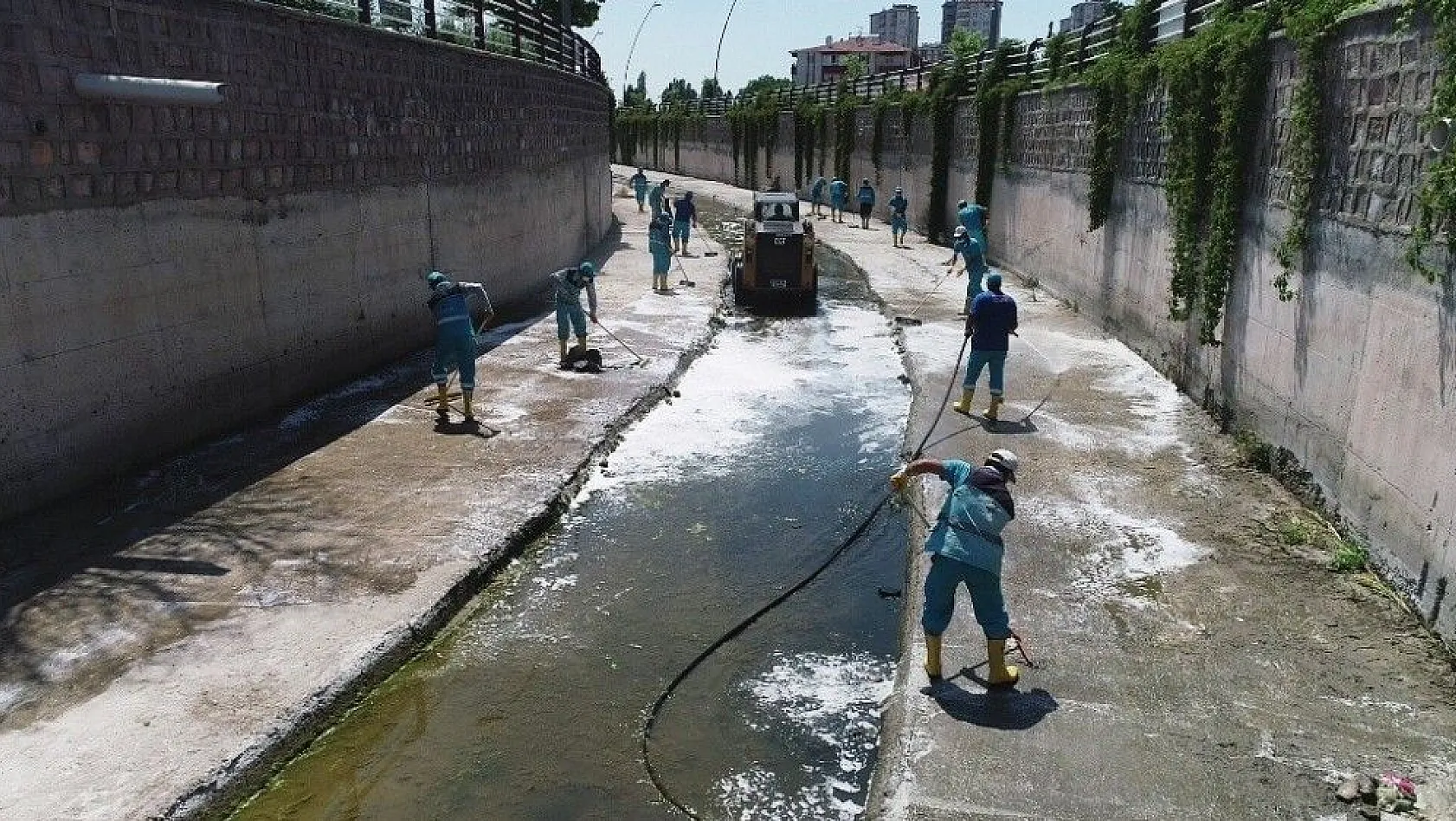 Daha sağlıklı çevre için Kocasinan'da kanallar temizleniyor