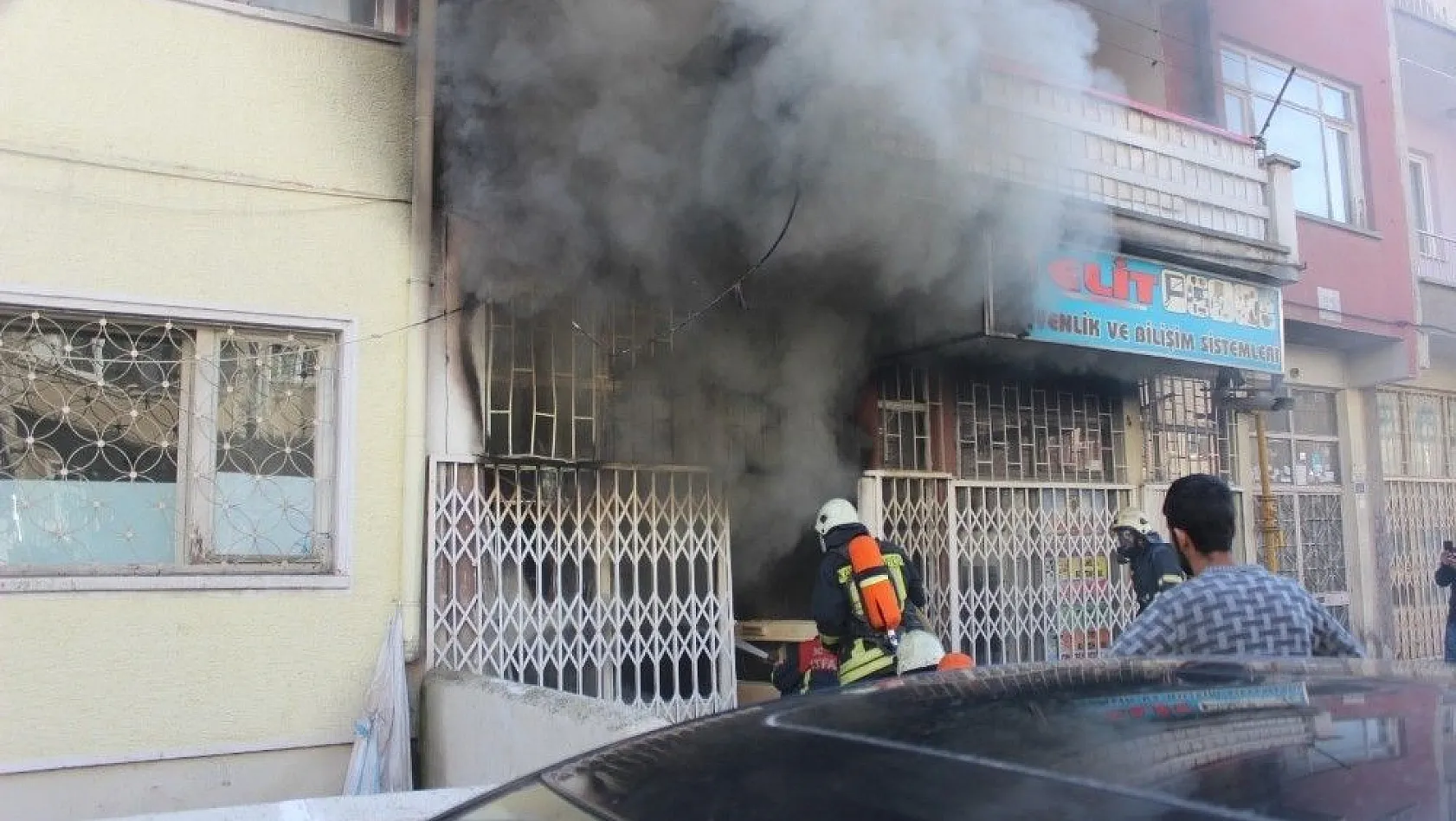 Suriyelilerin depo olarak kullandığı dükkan yangında kül oldu