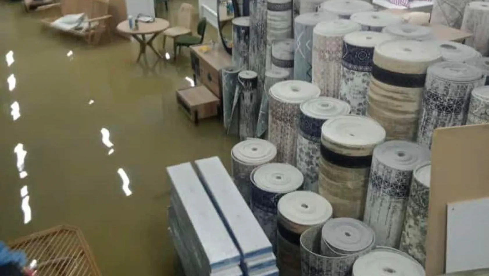 'Depolarımızı su bastı! 4 Tır ıslanan halı Kayseri'de satılacak' çağrısı