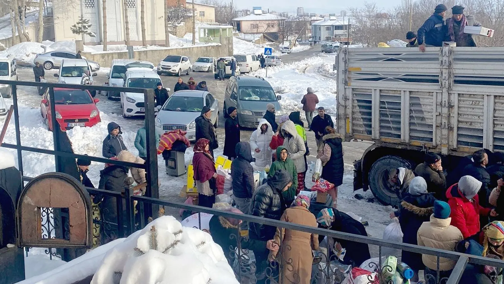 Deprem bölgesine Bünyan'dan yardım akını